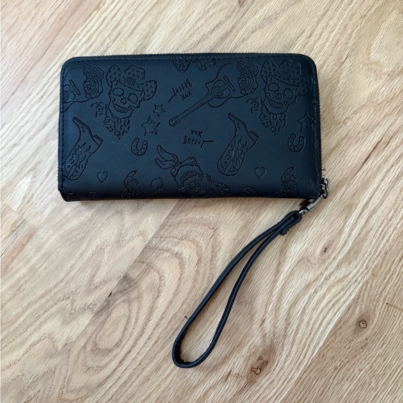Betsy Johnson Black Zip Wallet with Handle Cowboy Skulls Horseshoe Rodeo - Picture 4 of 7
